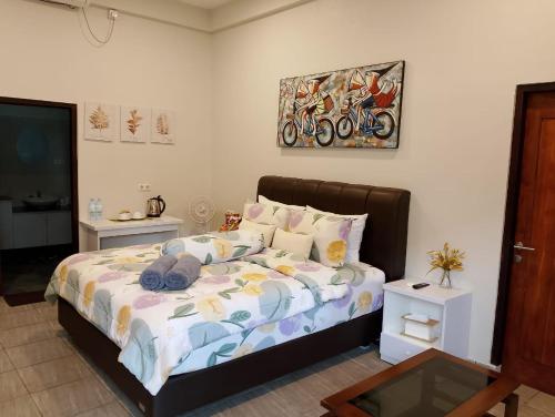1 dormitorio con cama y sofá cama en Mama Nings Beach Hotel en Sekongkang