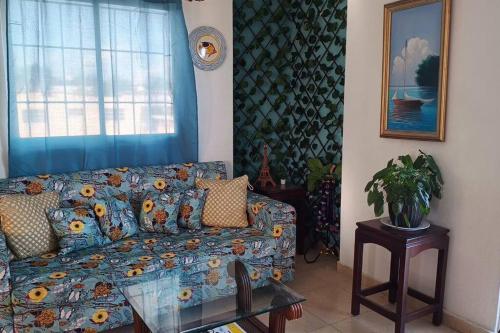 - un salon avec un canapé et une table en verre dans l'établissement Bright and cozy place to relax., à La Romana