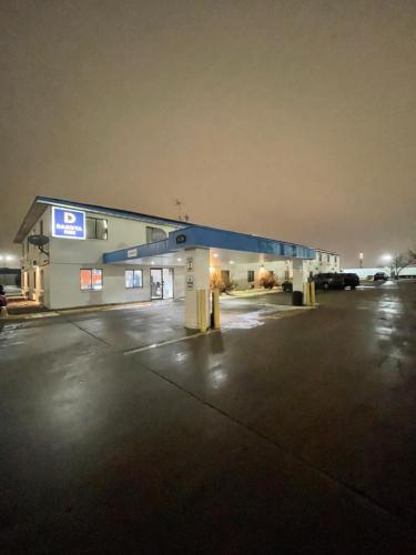 a gas station in a parking lot at night at Dakota inn in Fargo