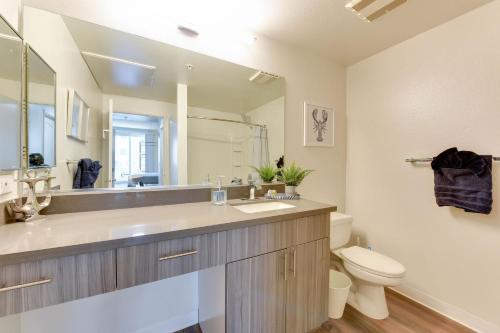 ein Badezimmer mit einem Waschbecken, einem WC und einem Spiegel in der Unterkunft Nautical 2 Bedroom in the of Heart Marina del Rey in Los Angeles