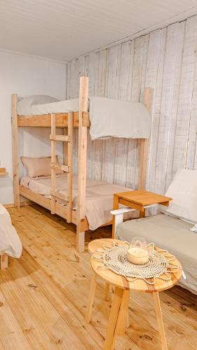 Zimmer mit 2 Etagenbetten und einem Tisch in der Unterkunft Vieja Irupé in Concepción del Uruguay