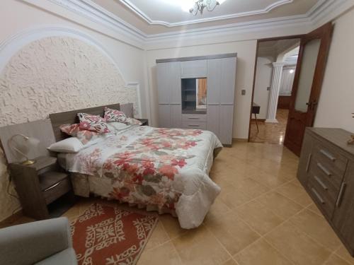 a bedroom with a bed and a dresser at Como en casa para familia con niños in Sucre