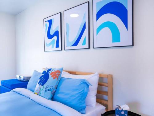 a bedroom with blue and white pillows on a bed at [L] House of Blues minutes KU/Mass & Shopping in Lawrence