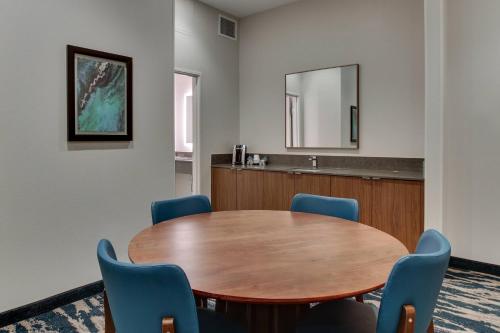 uma sala de reuniões com uma mesa de madeira e cadeiras azuis em Fairfield Inn & Suites by Marriott Birmingham Downtown em Birmingham