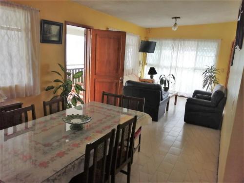 a kitchen and living room with a table and chairs at Casa para 10 personas A 10 MIN CENTRO DE ORIZABA in Orizaba