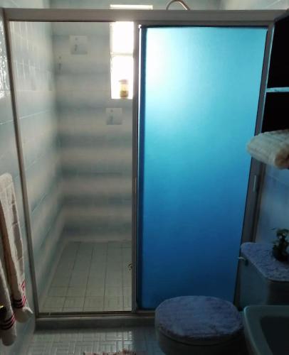 a shower with a glass door in a bathroom at Casa para 10 personas A 10 MIN CENTRO DE ORIZABA in Orizaba