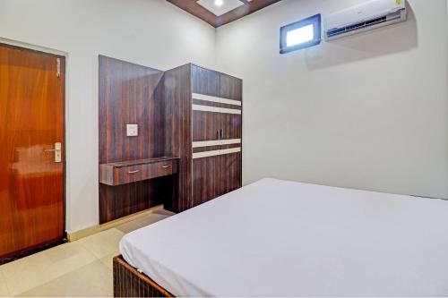 Una cama o camas en una habitación de OYO Hotel Om Palace