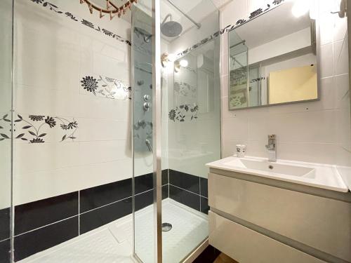 une salle de bain avec douche et lavabo dans l'établissement Studio à 50m de la plage avec parking privé, pour 4 personnes - FR-1-338-324, à Sète