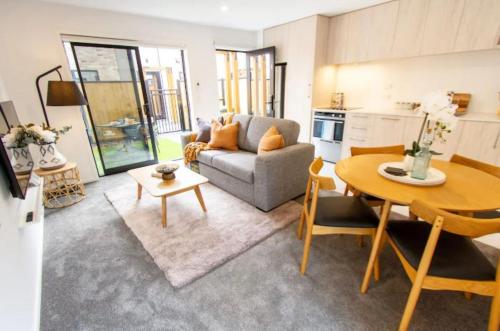 Dapur atau dapur kecil di Entertainment Hub 2 bed 2 bath with Free Car park
