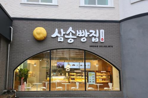 a store front of a bakery with a large window at MGM Hotel in Gangneung