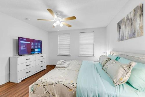 a bedroom with a bed and a ceiling fan at 2 King ! Newly renovated w/8 beds sleeps upto 16 in Anna