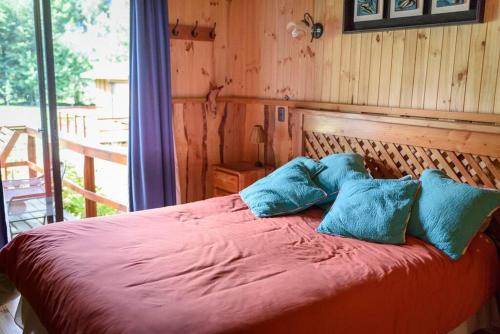 Ένα ή περισσότερα κρεβάτια σε δωμάτιο στο Cabaña Familiar Tranquila en Caburgua