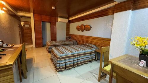 una habitación con dos reposapiés en una habitación en CITI HOTEL, en Hilongos