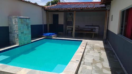 uma piscina no quintal de uma casa em Casa Maria em Pirenópolis