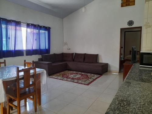 uma sala de estar com um sofá e uma mesa em Casa Maria em Pirenópolis