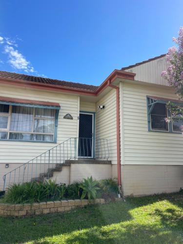 uma casa com uma escada em frente em Charming & Cozy 2BR Cottage em Blacktown