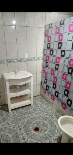 uma casa de banho com um lavatório e um WC em Cabañas Guaimbe em Eldorado