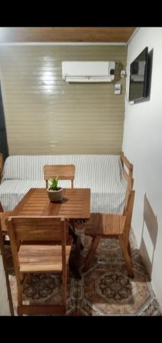 um quarto com uma mesa e um sofá com uma mesa e cadeiras em Cabañas Guaimbe em Eldorado