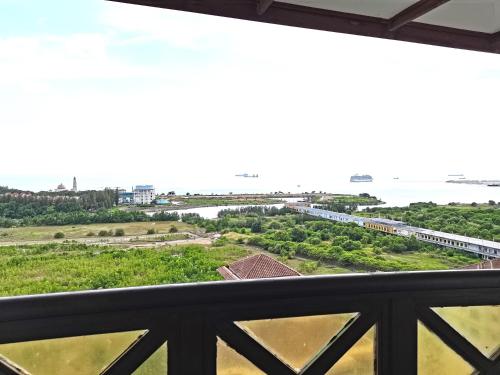 una vista desde el balcón de un tren en A scenic Malacca retreat (New reno unit Nov 23), en Melaka