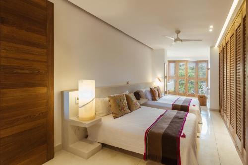 Two bedroom condo in El Careyes Club tesisinde bir odada yatak veya yataklar
