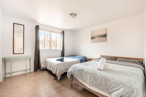 1 dormitorio con 2 camas y ventana en Cozy one bedroom apartment in the heart of downtown - 329, en Montreal