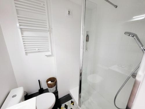 Kylpyhuone majoituspaikassa Appartement Les Sables-d'Olonne, 1 pièce, 4 personnes - FR-1-92-577