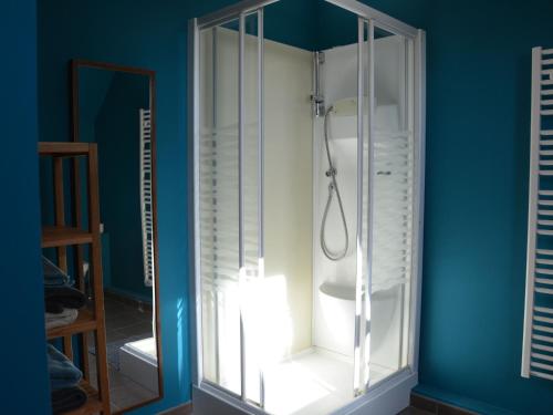 um chuveiro com uma porta de vidro na casa de banho em Gîte Oinville-Saint-Liphard, 3 pièces, 4 personnes - FR-1-581-23 
