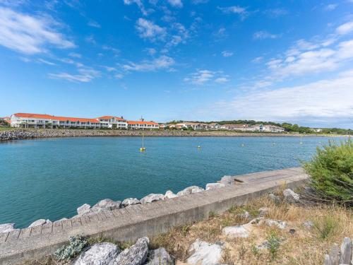 une grande masse d'eau avec des bâtiments en arrière-plan dans l'établissement Maison avec jardin, proche océan, 6 pers, 3 ch, animations, BBQ, parfait famille/amis - FR-1-50-81, à Mimizan