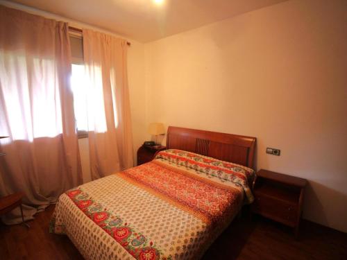 Postel nebo postele na pokoji v ubytování EMPORDÀ 12 - Apartamento con vistas a la motaña, ascensor y garage. - ES-228-78