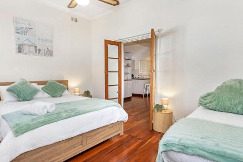 una camera con due letti e una cucina di Marine Retreat - Geographe a Geographe