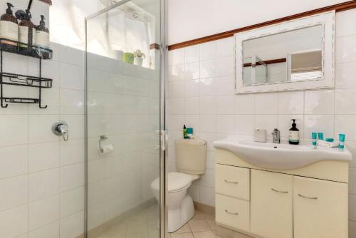 un bagno con doccia, WC e lavandino di Marine Retreat - Geographe a Geographe