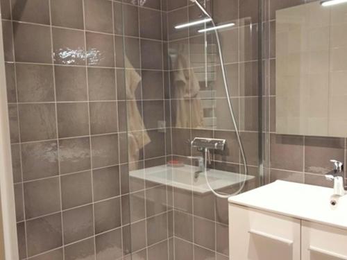 une salle de bain avec douche et lavabo dans l'établissement Maison rénovée avec goût, proche plage et marché, 6 couchages, terrasse, Wi-Fi, non fumeur - FR-1-331-220, à Les Sables-dʼOlonne