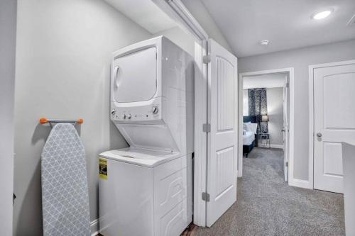 baño con lavadora y secadora en una habitación en A Taste of Luxe *Upscale Condo* en Clarksville