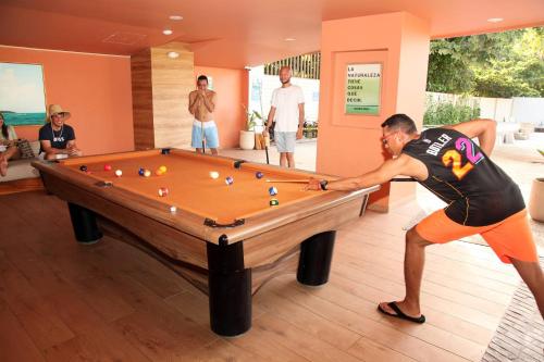 Ein Mann, der in einem Zimmer Billard spielt. in der Unterkunft Dreamer Beach Club in San Andrés