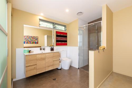 Ένα μπάνιο στο Origin House Carool