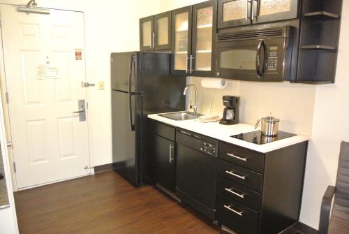 Кухня или мини-кухня в Candlewood Suites Washington-Fairfax by IHG

