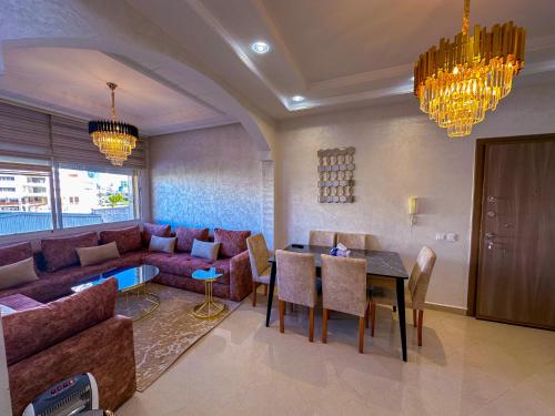 uma sala de estar com um sofá e uma mesa em LovelyStay - Luxury & proximity to Corniche and TGV em Tânger