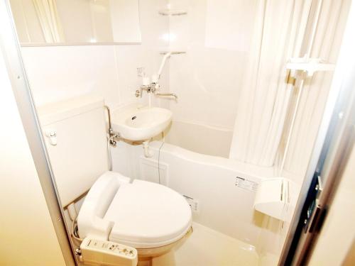 WEB Hotel Tokyo Asakusabashi / Vacation STAY 8771 في طوكيو: حمام ابيض مع مرحاض ومغسلة