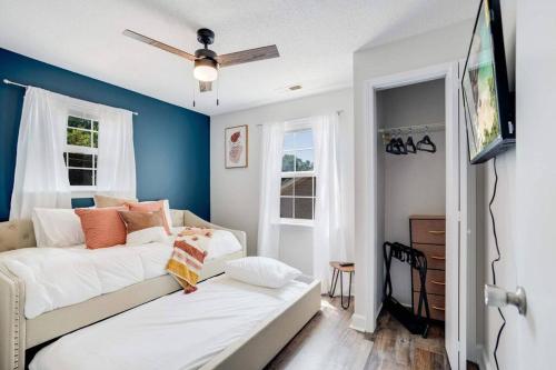 Una sala de estar con un sofá y un televisor. en Cozy Oasis of Clarksville!, en Clarksville
