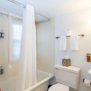 Bilik mandi di Wolfeboro Inn