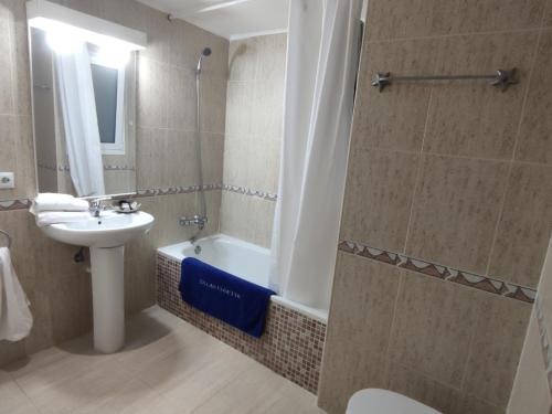ein Bad mit einer Badewanne, einem Waschbecken und einer Dusche in der Unterkunft Apartamento Platja d'Aro, 3 dormitorios, 6 personas - ES-209-47 in Platja  d'Aro