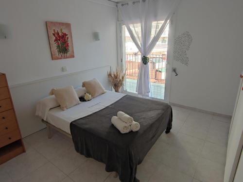 ein Schlafzimmer mit einem Bett mit zwei Handtüchern darauf in der Unterkunft Apartamento Platja d'Aro, 3 dormitorios, 6 personas - ES-209-47 in Platja  d'Aro