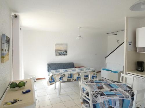 une pièce avec un lit et une table dedans dans l'établissement Maison 2 chambres près plage et commerces, quartier calme, parfait pour 5 pers, parking privé. - FR-1-323-366, à Saint-Jean-de-Monts