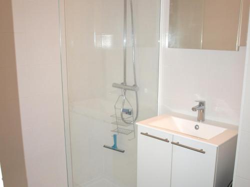 une douche avec une porte vitrée à côté d'un lavabo dans l'établissement Maison 2 chambres près plage et commerces, quartier calme, parfait pour 5 pers, parking privé. - FR-1-323-366, à Saint-Jean-de-Monts