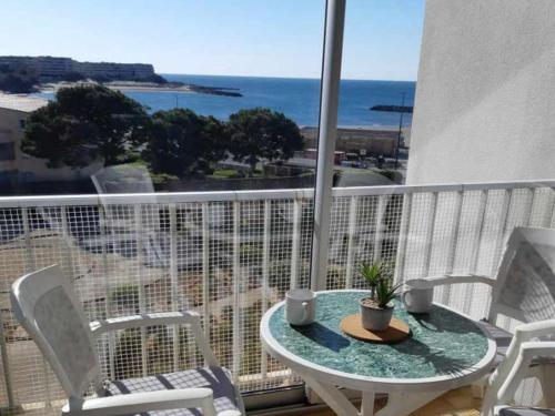 Studio cabine face plage avec parking, ascenseur, local vélos - 30m de la mer, commerces à pied - FR-1-338-522