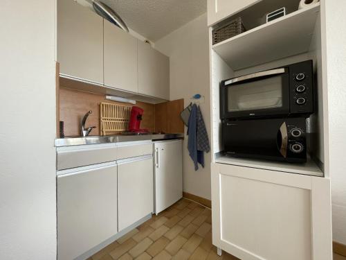 Photo de la galerie de l'établissement Studio cabine face plage avec parking, ascenseur, local vélos - 30m de la mer, commerces à pied - FR-1-338-522, à Sète