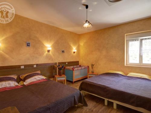 1 dormitorio con 2 camas y ventana en Gîte Chambles, 3 pièces, 6 personnes - FR-1-496-307, en Chambles