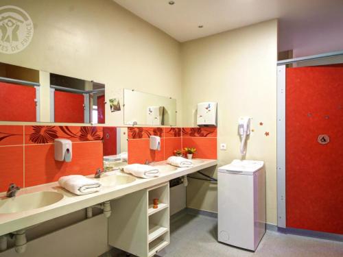 baño con 2 lavabos y pared roja en Gîte Chambles, 3 pièces, 6 personnes - FR-1-496-307, en Chambles