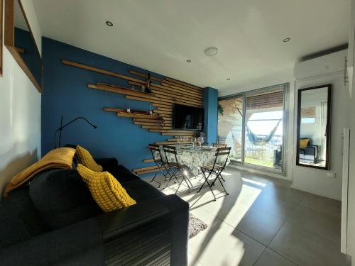 un salon avec un canapé et une table dans l'établissement Palavas, F2 Climatisé, Parking, Wi-Fi, Proche Plage - FR-1-715-89, à Palavas-les-Flots