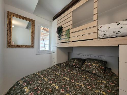 Dormitorio pequeño con cama y espejo en Appartement Palavas-les-Flots, 2 pièces, 5 personnes - FR-1-715-89 en Palavas-les-Flots